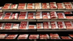 Embalagens de carne bovina em supermercado