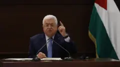 محمود عباس در دفتر کارش در رام الله
