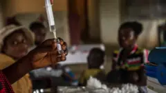 Des personnes attendant d'être vaccinés en RDC (illustration)