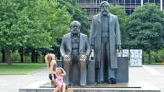 Tượng hai ông Marx và Engels ở Berlin nay là điểm đôi khi có du khách đến chụp ảnh. Sau thời Đông Đức, tượng này được để nhìn về phía Tây.