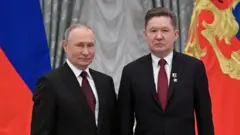 Alexey Miller, à direita, com Putin em fevereiro deste ano