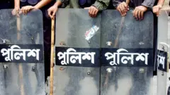 ঢাকায় পুলিশ দল