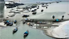 শুষ্ক মৌসুমে অনেক নদীর পানি শুকিয়ে পলি জমতে থাকে