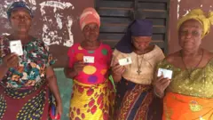 Umunwanyi na-egosi akwụkwọ ntuliaka ha na Ọka, Anambra Steeti