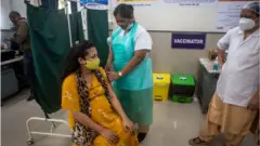 প্রতিবেশী দেশ ভারতেও গর্ভবতী নারীদের কোভিডের টিকা দেয়া হচ্ছে।
