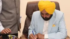 दस्तखत करते भगवंत मान