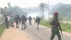 ፖሊስ ኣድነቕቱ ንምብታን መንብዒ ጋዝ ተጠቒሞም