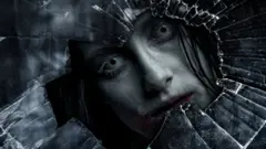 Un zombi mira a través de un cristal roto