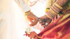 தஞ்சாவூர்: உதவி ஆட்சியர் வாங்கிய வித்தியாச வரதட்சணை - விரிவான தகவல்கள்