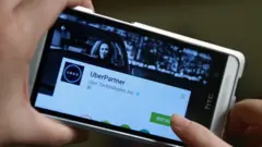 叫車服務Uber暫時在台灣的營運，Uber台灣表示將再與政府溝通，並期待與100多萬用戶"很快再見"。