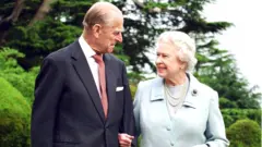 હૅમ્પશાયરના બ્રોડલૅન્ડમાં ક્વીન ઍલિઝાબેથ અને પ્રિન્સ ફિલિપની 2007માં લેવામાં આવેલ તસવીર.