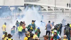 Pessoas em nuvem de gás lacrimogêneo.