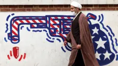 روحانی شیعه در مقابل دیوارنگاری ضدآمریکایی