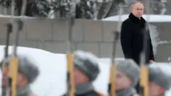 Путин на кладбище