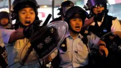 Policija tokom protesta u Hongkongu