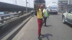 osisẹ oju popo kan n da ọkọ duro