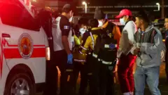Las autioridades rescatan a los heridos luego de una estampida humana en Guatemala.