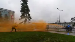 Во время воскресных протестов полиция применяет водометы с окрашенной водой