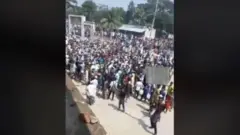 ইন্টারনেটে ভাইরাল হওয়া এই ভিডিওটি দেখে বোরহানউদ্দিনের সহিংসতায় জড়িতদের চিহ্নিত করার চেষ্টা করছে পুলিশ