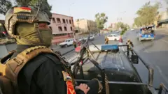 عنصر في قوة خاصة تابعة للشرطة العراقية يعتلي مركبة آلية