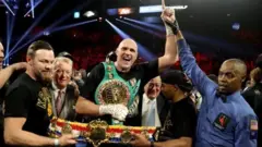 Tyson Fury akisherehekea ushindi