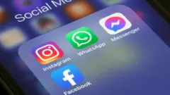 Icônes de Whatsapp, Instagram et Facebook sur un téléphone portable.