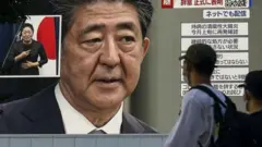 Abe mundur karena menyatakan tak mau penyakitnya mengganggu langkah mengambil keputusan.