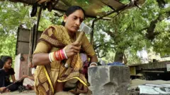 ஆண்கள் ஆதிக்கம் நிறைந்த கொல்லர் பணியில் மின்னும் பெண்கள்