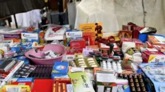 Médicaments en vente sur un marché routier à Lagos, Nigeria