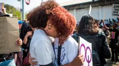 Ụmụ nwanyị abụọ makọrọ onwe ha