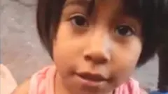 La niña conocida como "calcetitas rojas".