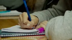 कई छात्रों को फ़ीस न चुकाने पर कोर्ट से हटाने की धमकी मिल रही है.