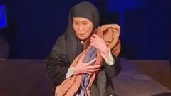 Назира Масмбектов "Үмүт" спектаклинде уулун күткөн энени ролунда