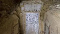 Una de las tumbas descubiertas en el sitio arqueológico de Saqqara, al sur de El Cairo.