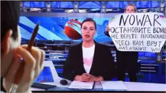 Девушка с антивоенным плакатом на "Первом канале"