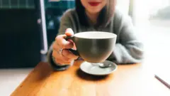 커피잔을 든 여성