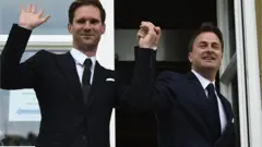 O premiê de Luxemburgo, Xavier Bettel (direita), casou-se com Gauthier Destenay em 2015