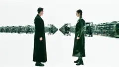 Los personajes Neo y Trinity en el programa de armas antes de entrar a la matriz
