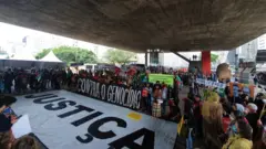 Dezenas de manifestantes, entre eles indígenas da etnia guarani, se reúnem no vão livre do Masp para pedir justiça