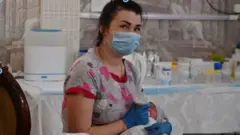 Koronavirüs önlemleri yüzünden taşıyıcı annelerin dünyaya getirdiği bebekler Ukrayna'da mahsur kaldı