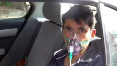مريض يتلقى الأكسجين داخل السيارة