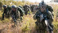 Soldados japoneses durante un ejercicio militar.