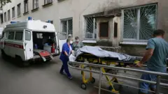 Скорая помощь и человек на носилках