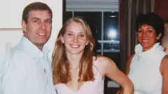 Prens Andrew, Virginia Roberts ve Ghislaine Maxwell, 2001 yılı.