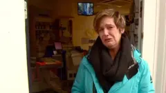 صاحبة متجر تبكي
