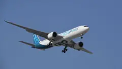 Un avion commercial Airbus 330 vu lors d'un événement au salon aéronautique de Dubaï.