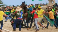 Un policía militar es agredido por militantes bolsonaristas
