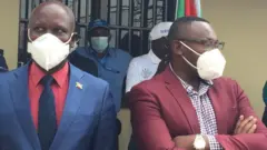 Minisitiri w'ubutegetsi bw'igihugu n'umutekano Gervais Ndirakobuca (ibumoso) na Minisitiri w'ubuzima Dr Thaddée Ndikumana bayoboye intumwa zaje kwakira izi mpunzi ku mupaka