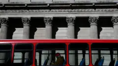 A quiet bus passes the Bank of England