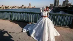 تؤكد الإحصاءات الرسمية أن نسب الطلاق المتزايدة باتت تشكل أزمة قانونية واجتماعية في مصر